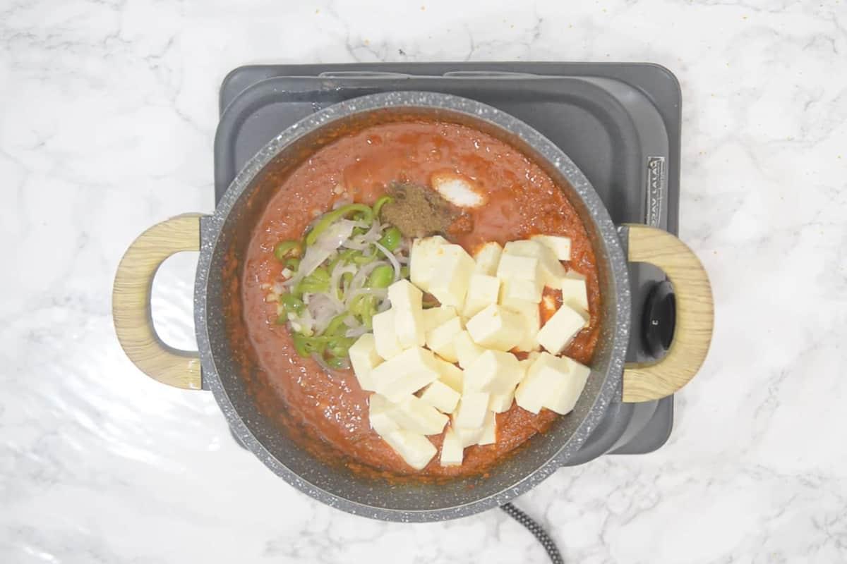Paneer Jalfrezi 13 Cipolla e peperone cotti, paneer, sale e garam masala aggiunti nella padella e mescolati.