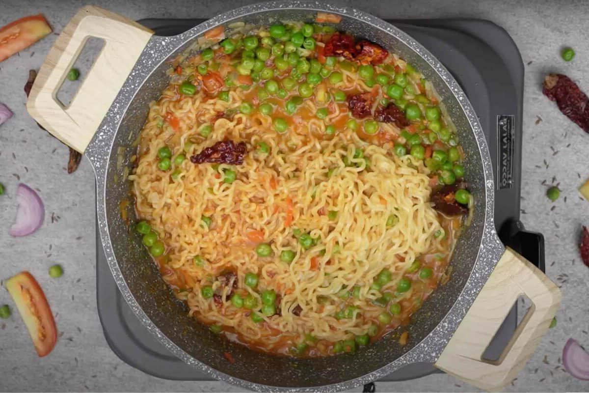 Maggi Tadka Formaggiosa 14 Maggi al tadka formaggioso pronto e servito, fumante e delizioso.