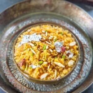 Halwa di Moong Dal 14 Moong Dal Halwa: un dolce indiano popolare, ricco e dolce, fatto con lenticchie mung decorticate, ghee e frutta secca, perfetto per feste e matrimoni.