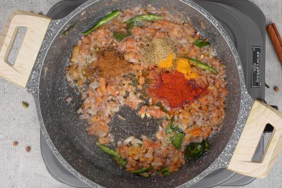 Curry di ceci 13 Spezie in polvere aggiunte alla padella con la base del sugo.