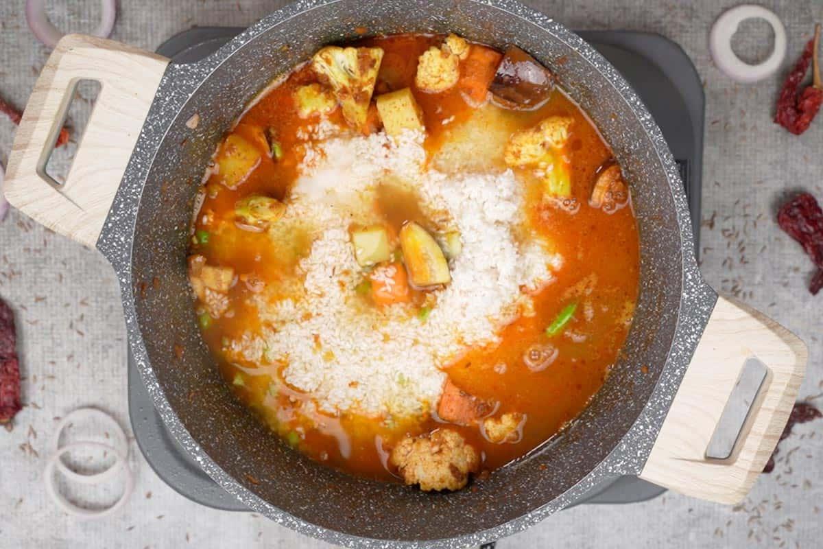 Riso, peperoncini verdi, sale e acqua aggiunti alla pentola.