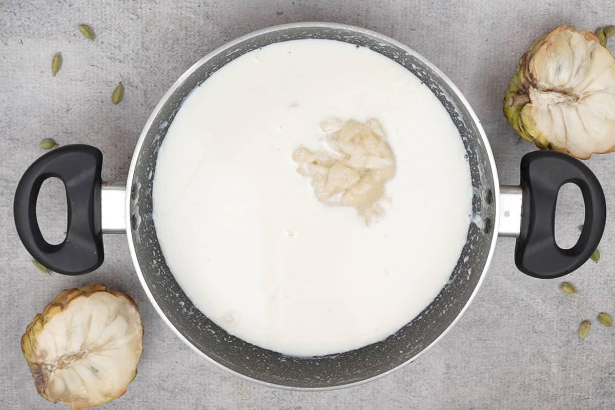 Basundi all'Annona 14 Polpa di annona aggiunta al basundi raffreddato.