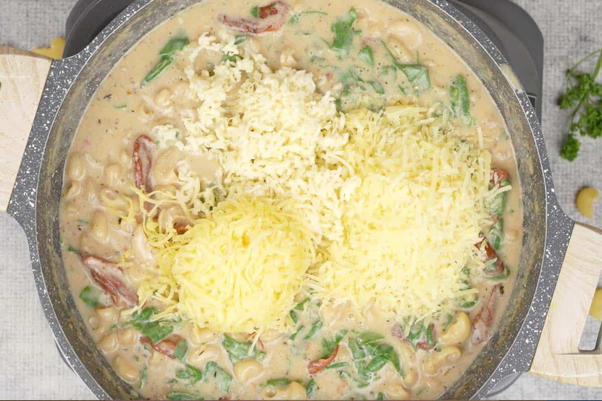 **Maccheroni al Formaggio al Pollo Toscano** 14 Formaggi aggiunti alla padella.