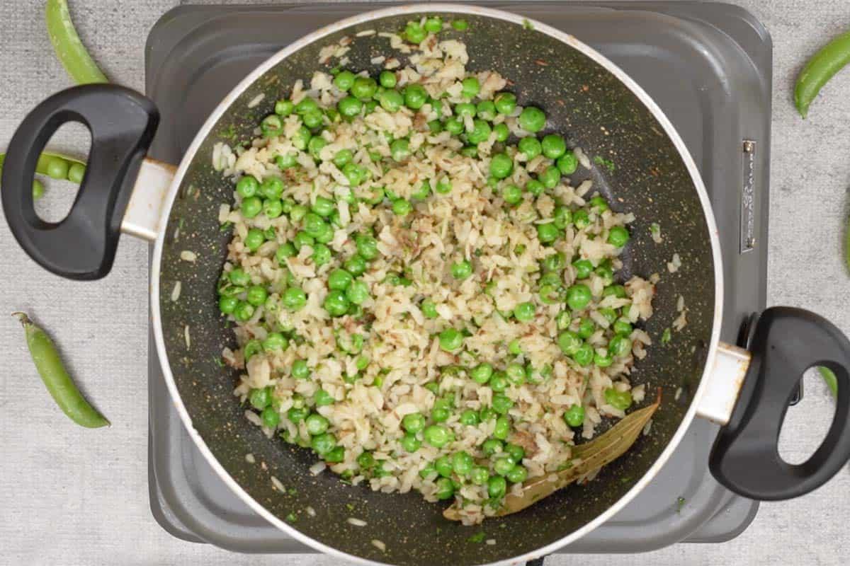 Fiocchi di riso e piselli 14 Chura Matar pronto da servire.