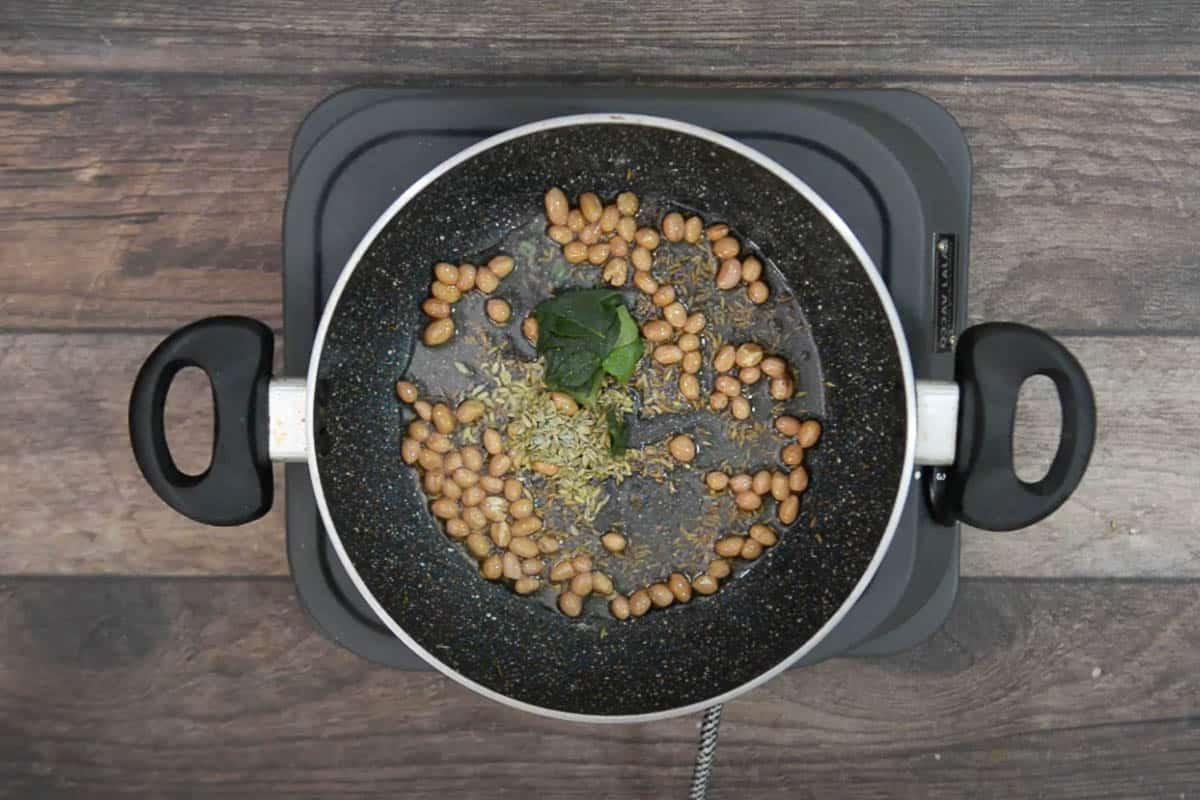 Semi di finocchio e foglie di curry aggiunti alla padella.