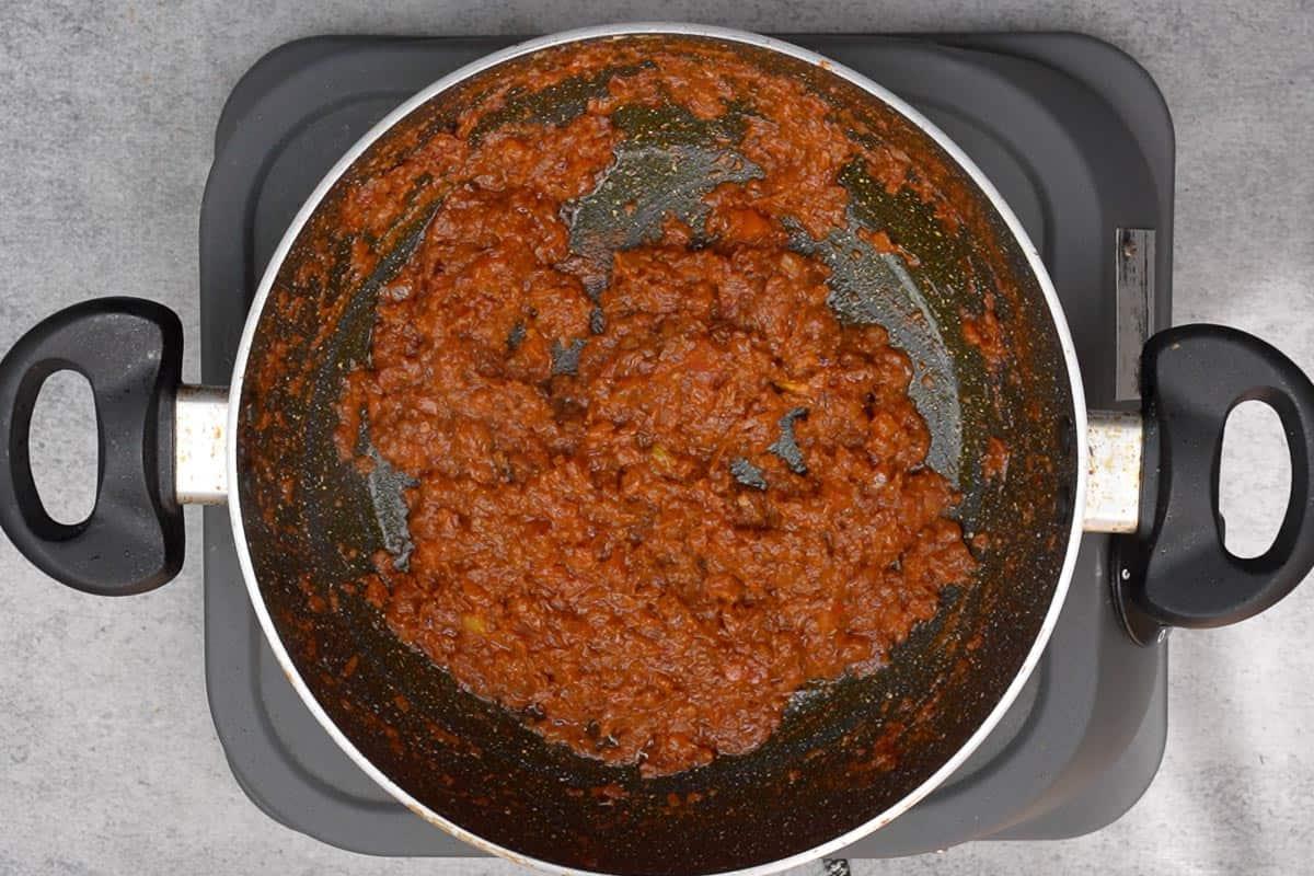 Punjabi Rajma Masala 14 L'olio inizia a separarsi dai bordi della padella.