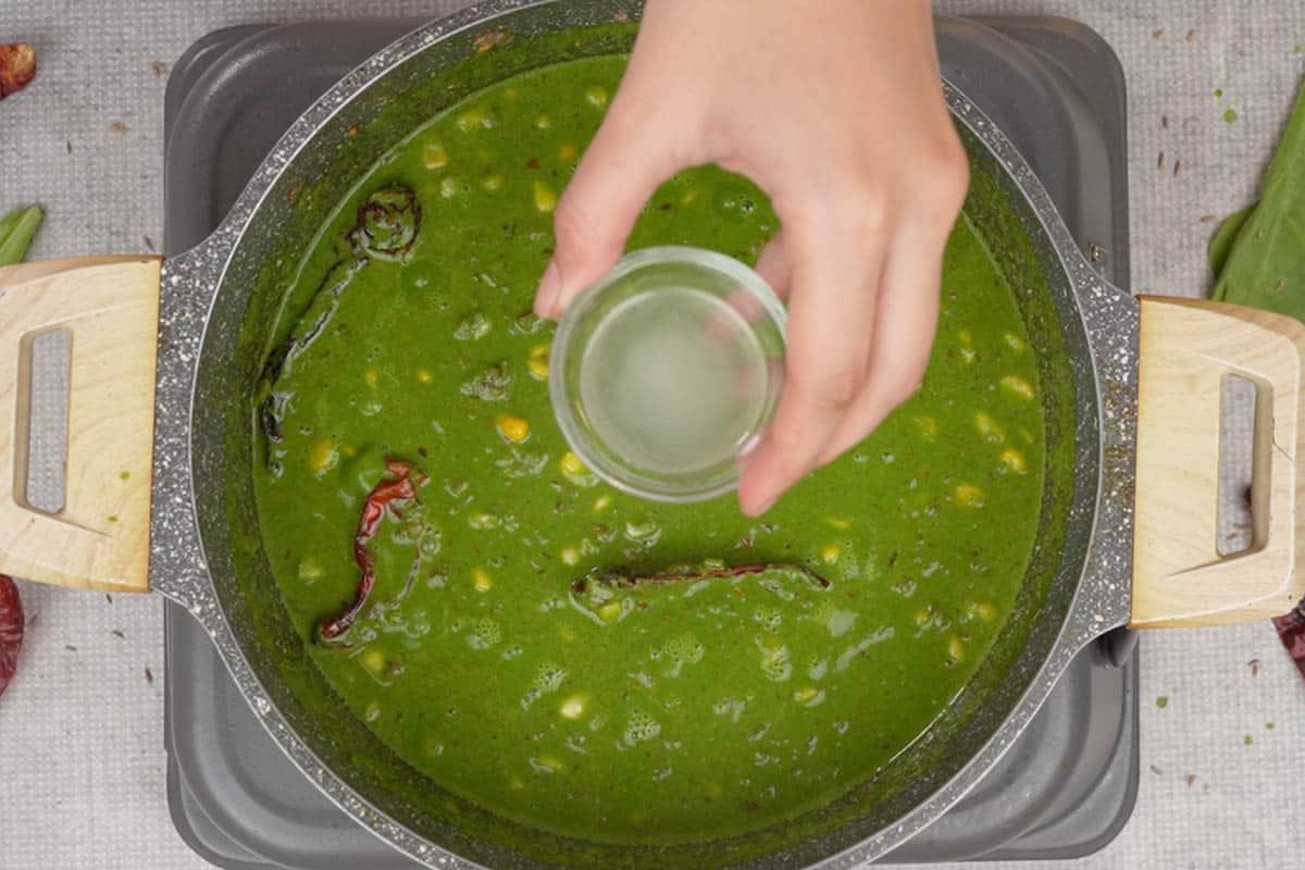 Curry di Spinaci e Mais 14 Succo di lime aggiunto alla padella.