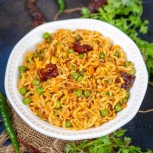 Maggi Tadka Formaggiosa 15 Questo Maggi al Tadka Formaggioso è così avvincente che vorrai mangiarlo ripetutamente. Gustalo in un accogliente giorno di monsone o d'inverno con una tazza calda di masala chai. Ecco come prepararlo.