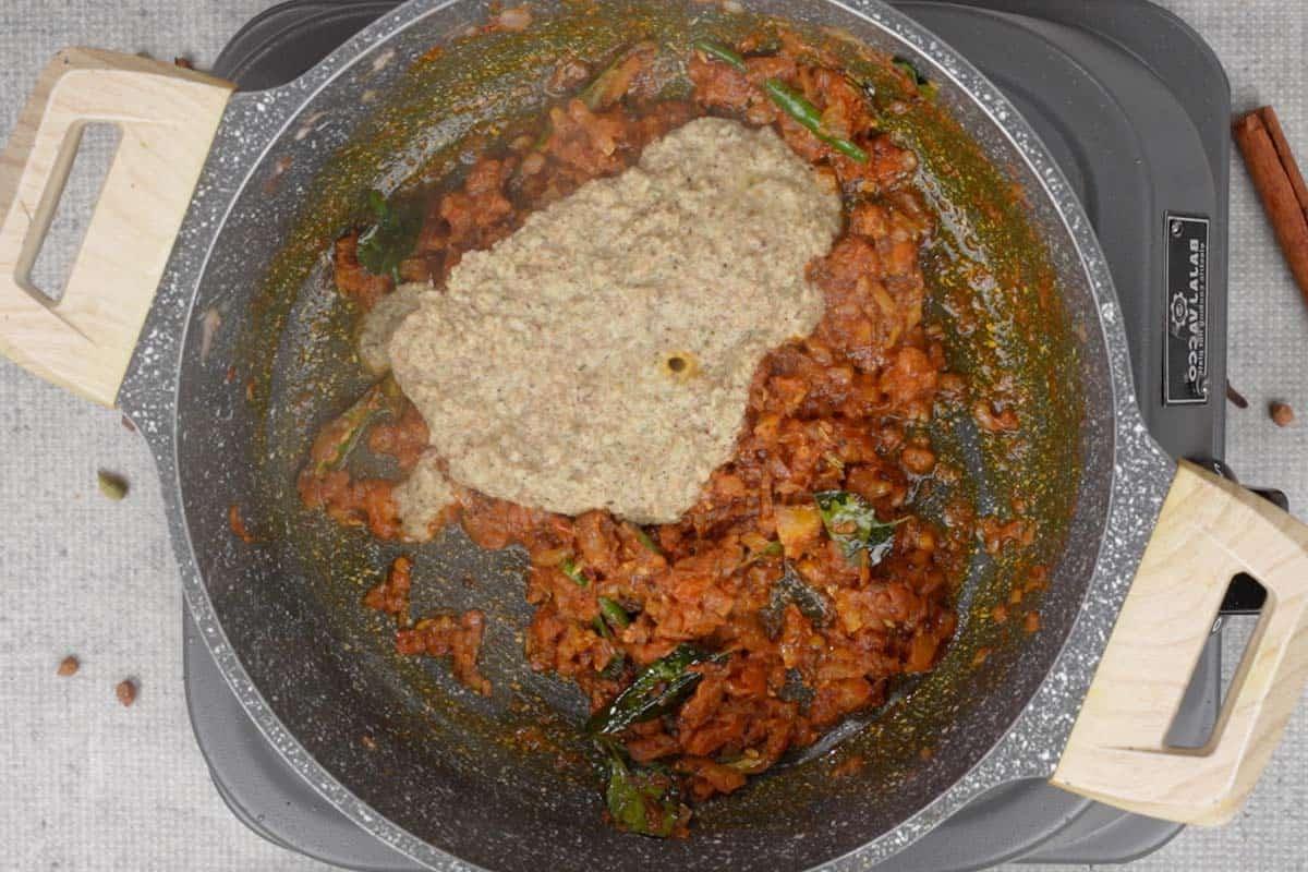 Curry di ceci 14 Pasta di cocco macinata aggiunta alla padella con il curry.