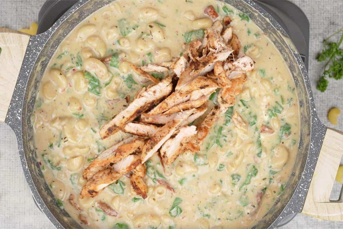 **Maccheroni al Formaggio al Pollo Toscano** 15 Pollo cotto tagliato a striscioline e aggiunto alla padella.