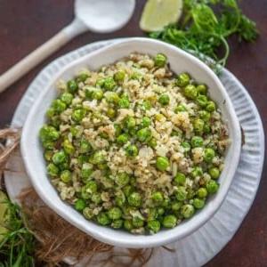 Fiocchi di riso e piselli 15 Chura Matar è un piatto per la colazione indiana sano, nutriente e delizioso, realizzato con riso appiattito (poha) e piselli verdi freschi (matar). Impara a prepararlo in stile Banarasi in questo post (senza glutine).