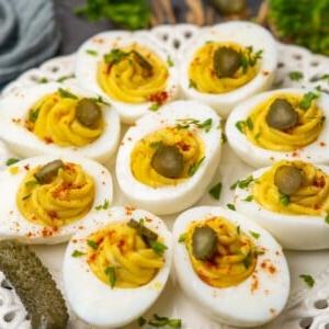 Queste Uova alla Diavola Milionarie sono davvero degne del loro nome. Sono una versione cremosa e burrosa delle classiche uova alla diavola. Servitele come antipasto per feste in casa, serate di giochi, serate film o barbecue.