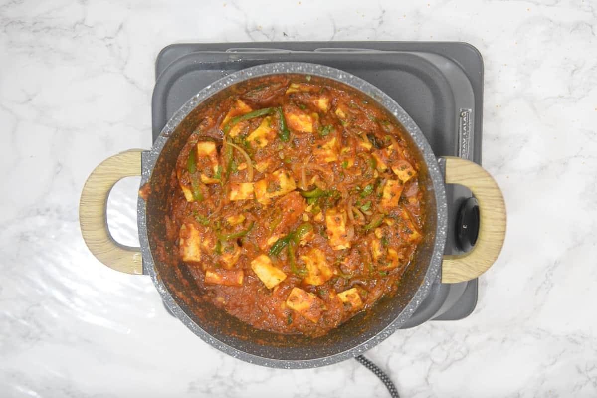Paneer Jalfrezi 15 Paneer Jalfrezi pronto, servito caldo e guarnito, un piatto appetitoso.