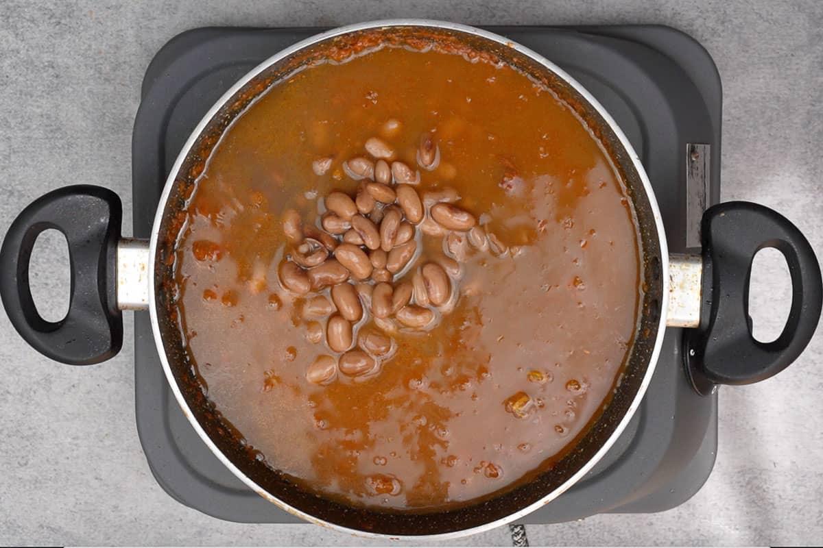 Punjabi Rajma Masala 15 Rajma cotto insieme all'acqua di cottura aggiunto alla padella.