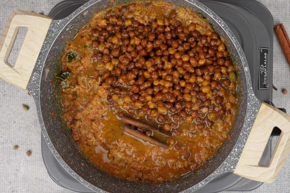Curry di ceci 15 Ceci cotti e la loro acqua di cottura aggiunti alla padella.