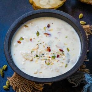 Basundi all'Annona 16 Sitaphal Basundi (Custard Apple Basundi) è una deliziosa rivisitazione della classica ricetta del Basundi. Ecco una ricetta semplice per prepararlo.