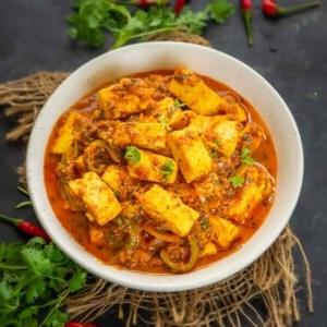 Paneer Jalfrezi 16 Questo Paneer Jalfrezi in stile ristorante è una fusione di formaggio fresco indiano o Paneer e verdure in una salsa piccante di cipolla e pomodoro. Provalo a casa usando la mia ricetta facile.