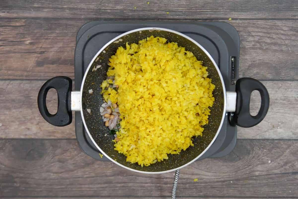 Poha al vapore aggiunto alla padella.