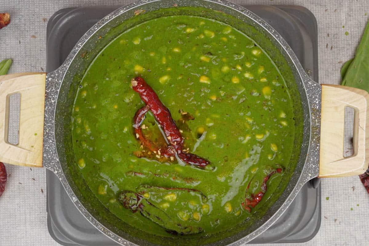 Curry di Spinaci e Mais 16 Tempering versato sul curry.