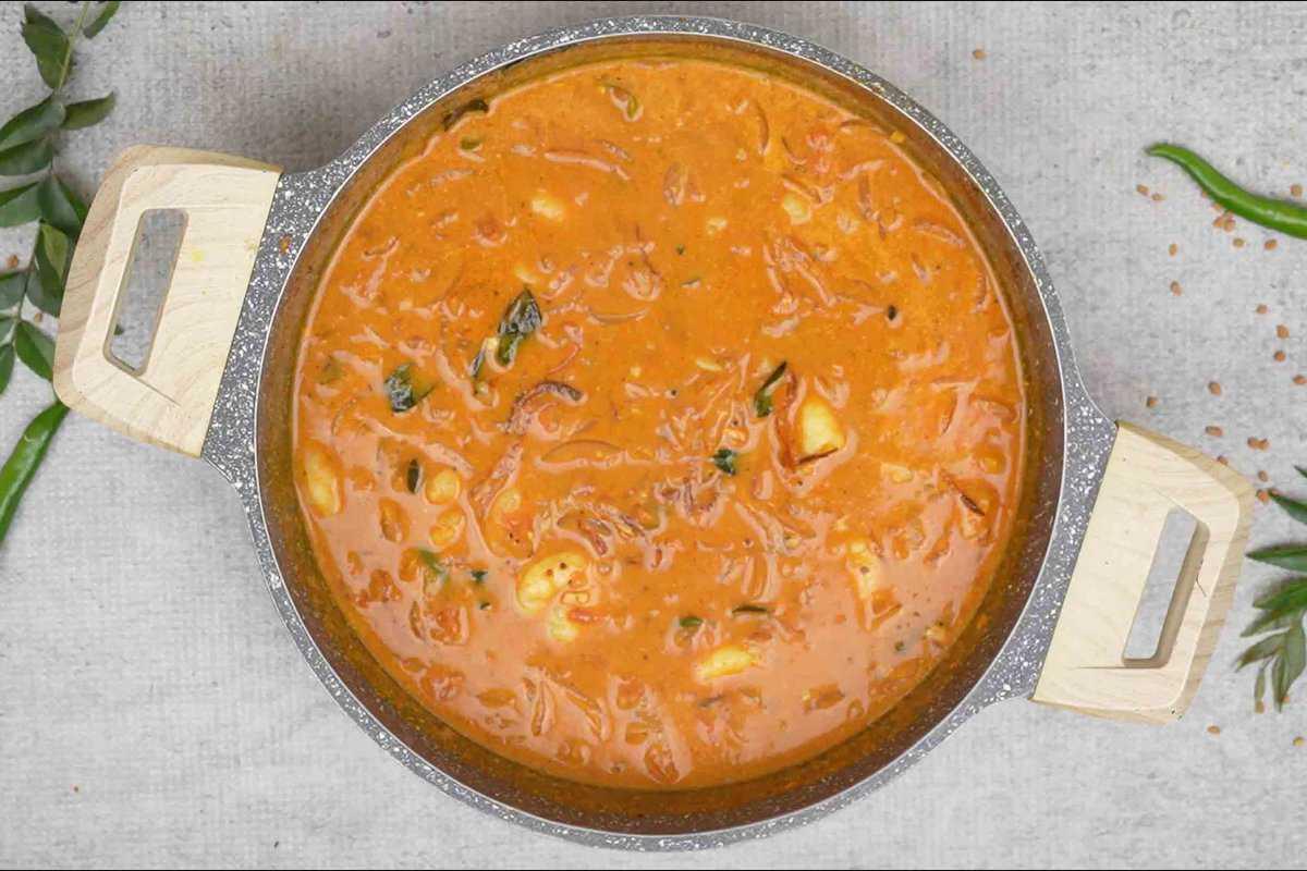 Curry di gamberi alla Kerala pronto per essere servito.