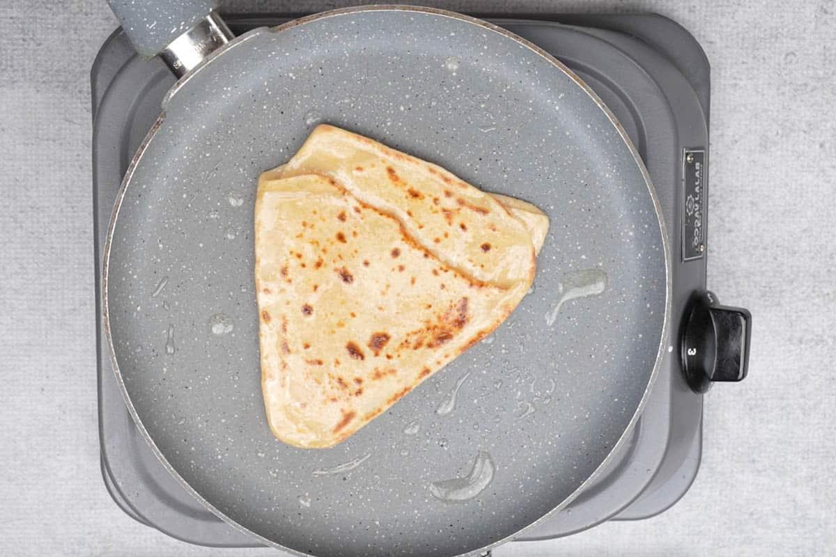 Olio applicato su entrambi i lati del paratha.