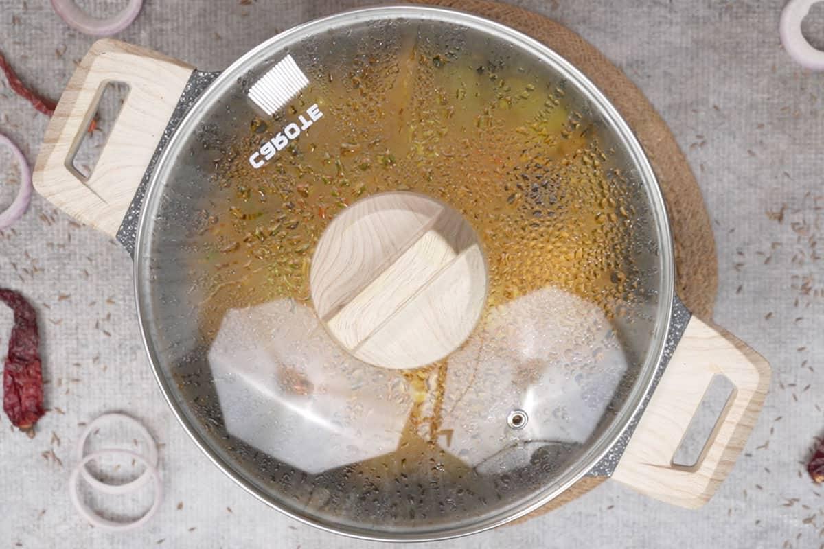 Pentola che riposa sul bancone.