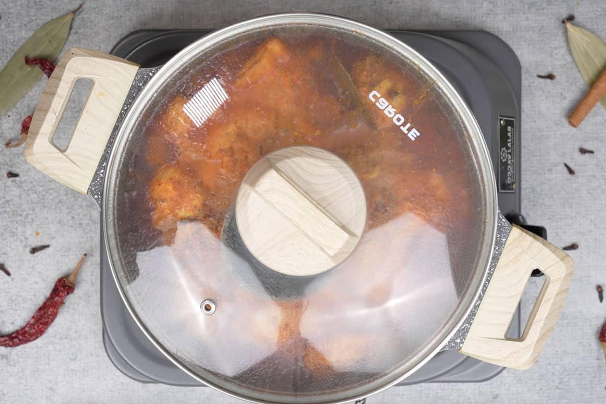 Pollo Angara 17 Pan covered with a lid.