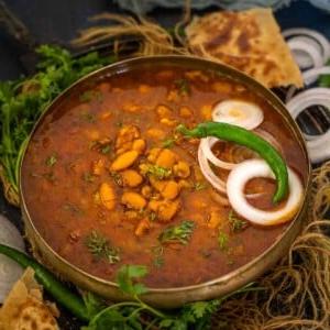 Punjabi Rajma Masala 17 Punjabi Rajma Masala (Curry Indiano di Fagioli Rossi) è uno dei curry più popolari del Nord dell'India. Impara a farlo a casa con la mia ricetta facile.