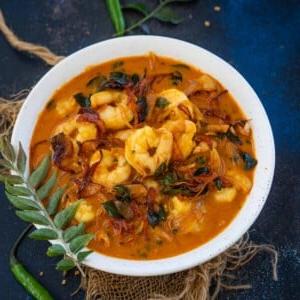 Kerala Prawn Curry (Chemmeen Curry) è un delizioso curry di gamberi in stile Kerala che può essere preparato con o senza cocco. Prepara questo curry saporito usando la mia ricetta facile (senza glutine, senza latticini).