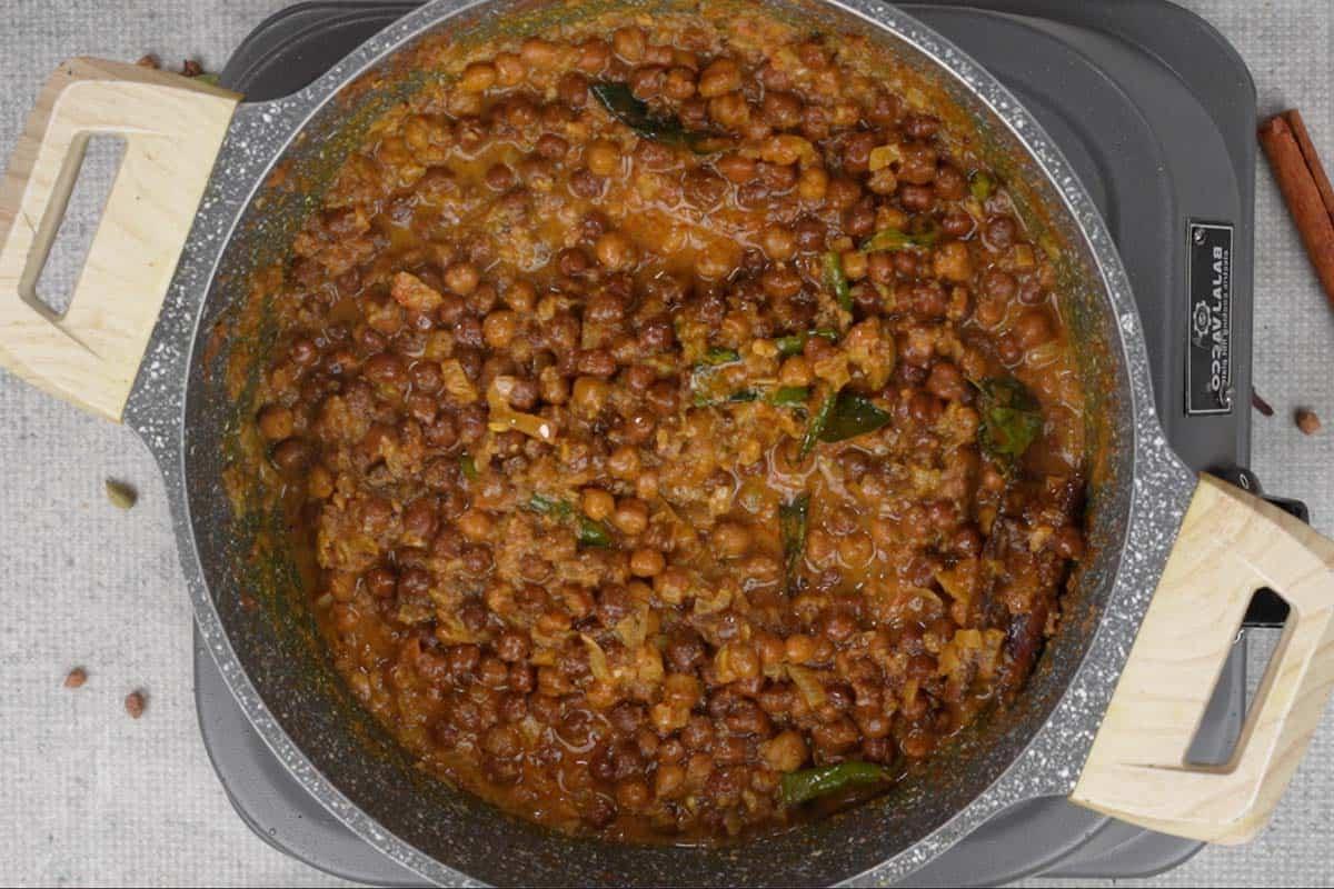 Curry di ceci 16 Kadala Curry cotto e pronto, in una padella.