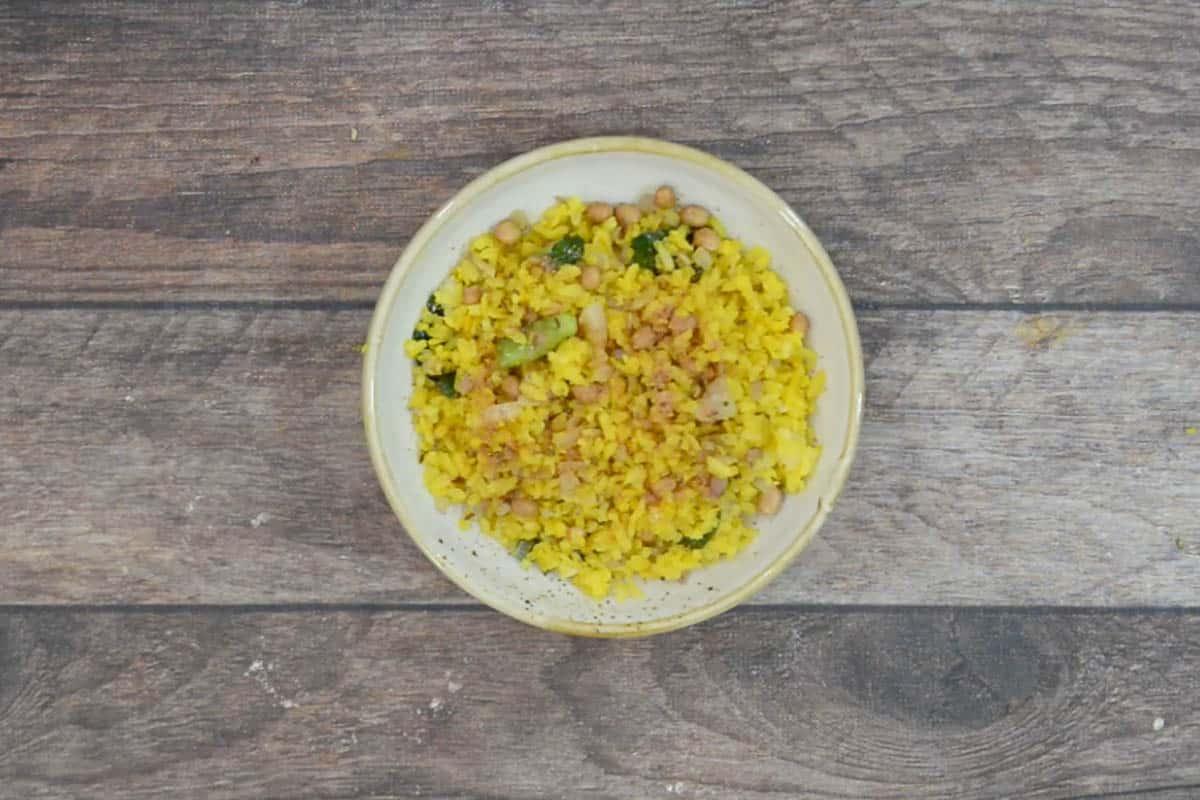 Poha guarnito con jeeravan masala.