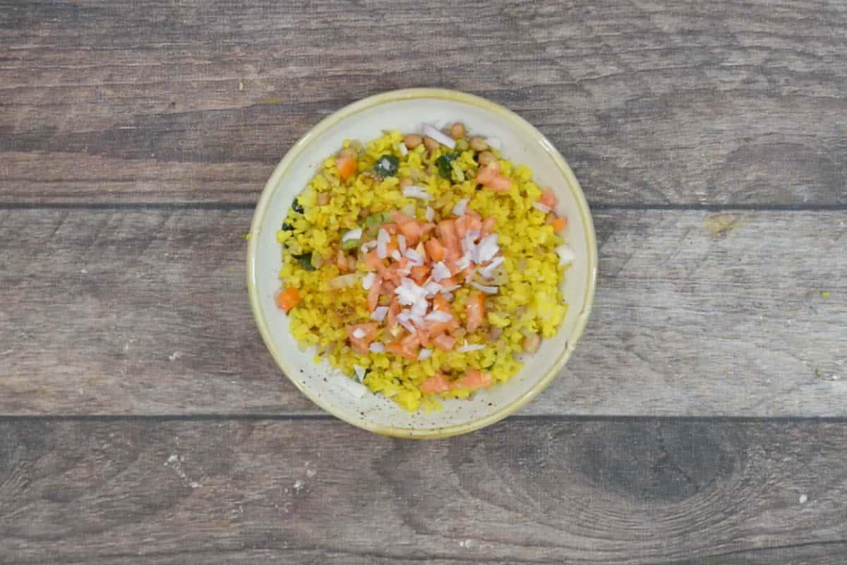 Guarnito con cipolla e pomodoro.