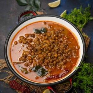 Curry di ceci 19 Kadala Curry (Curry di Ceci Marroni in Stile Kerala) è un piatto essenziale in ogni casa Malayalee. È un piatto molto popolare da servire con puttu, appam e dosa per colazione ed è anche consumato con idiyappam o string hoppers, paratha e riso rosso bollito per pranzo o cena (vegano, può essere facilmente reso senza glutine).