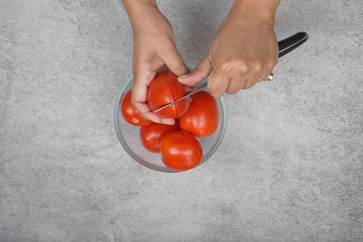 Kadhai di Carne Peshawari 3 Incisione a croce fatta alla base dei pomodori.