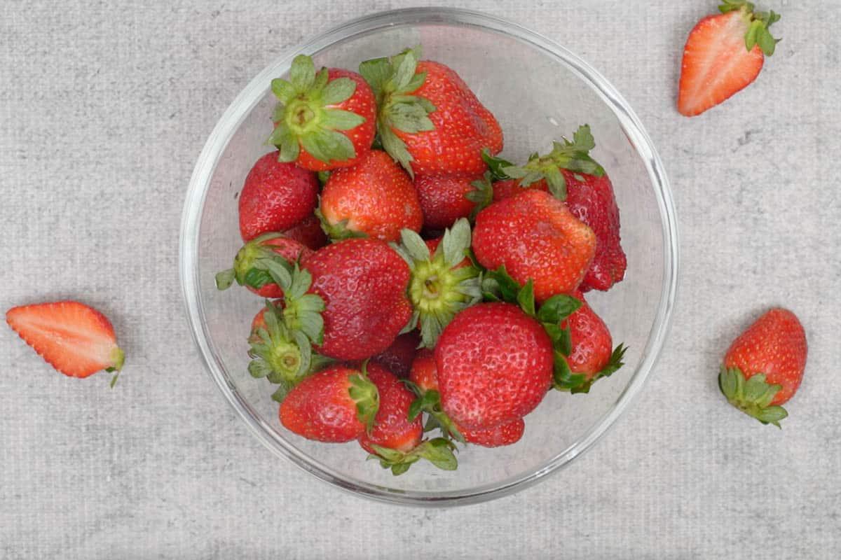 Come congelare le fragole 3 Fragole sciacquate e pulite.