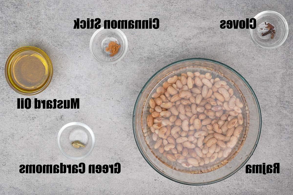 Punjabi Rajma Masala 3 Ingredienti per il Rajma Masala: fagioli, cipolle, pomodori, spezie.