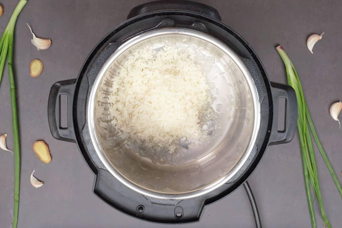 Riso sciacquato aggiunto all'Instant Pot.