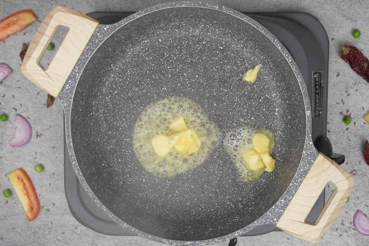 Maggi Tadka Formaggiosa 3 Burro che si scalda in una padella, sciogliendosi lentamente.