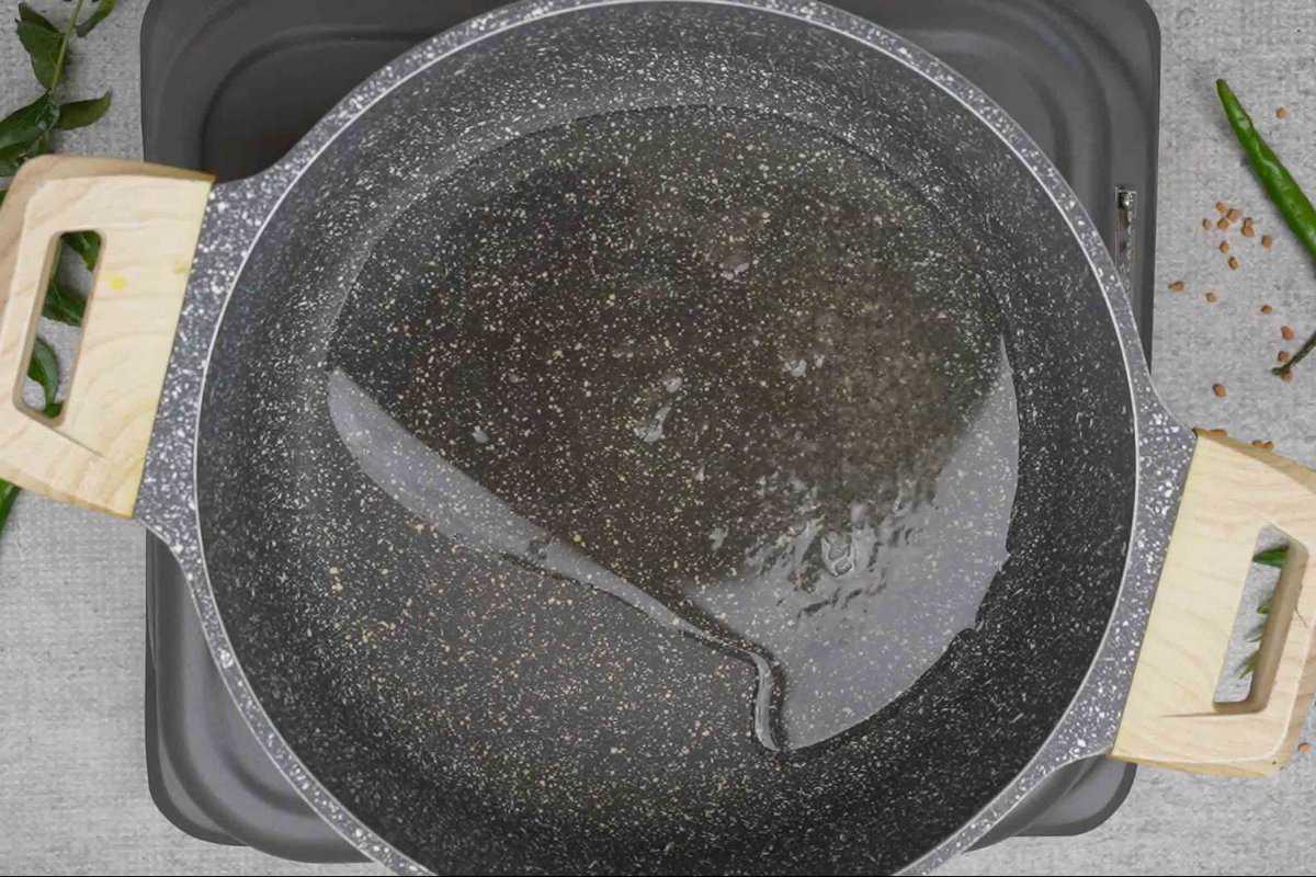 Olio di cocco che si scalda in una padella.