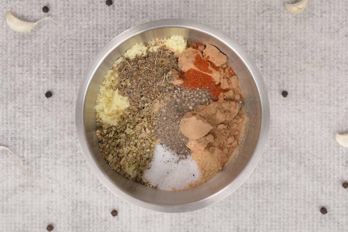 Condimento all'Aglio e Parmigiano 3 Tutti gli ingredienti aggiunti a un frullatore.