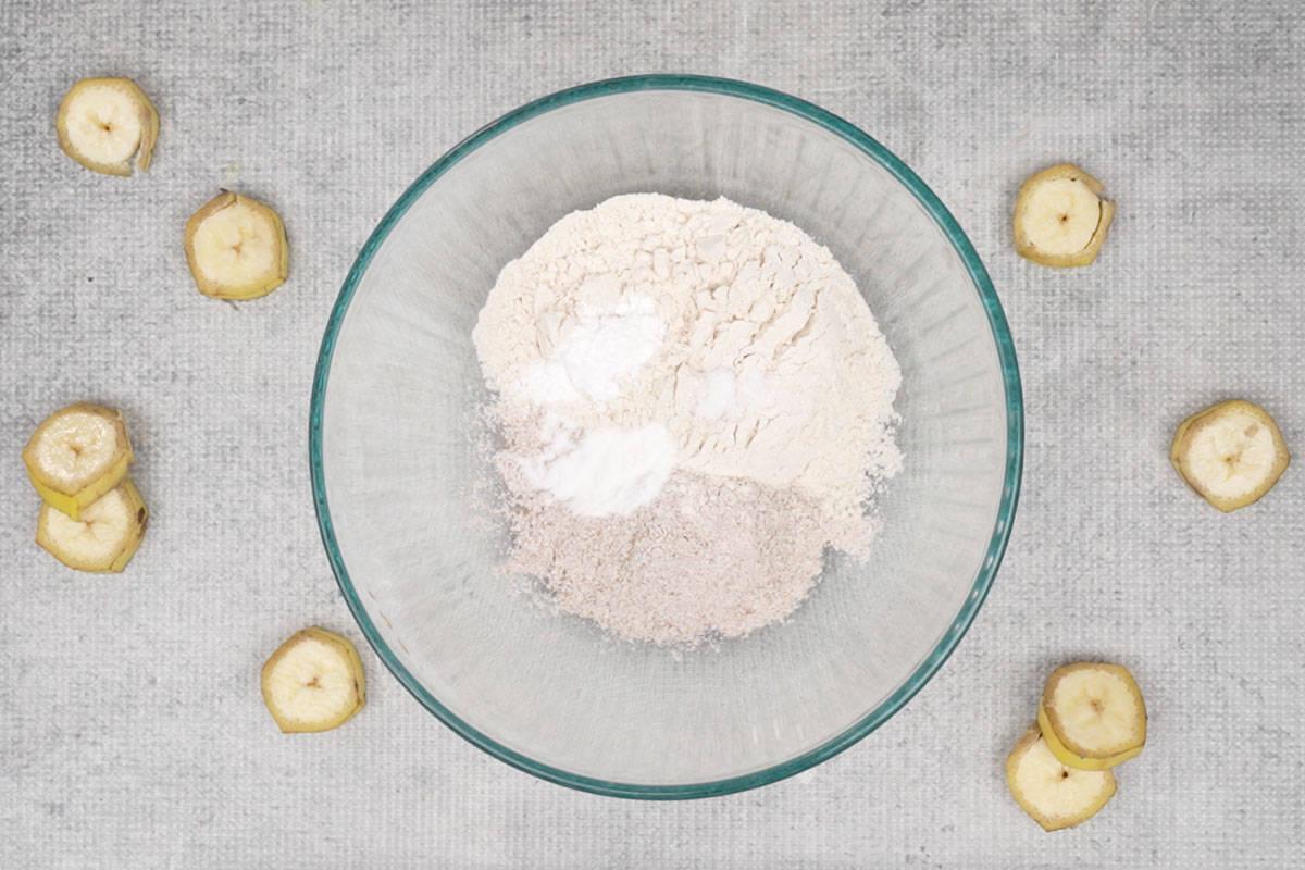 Pancakes di Ragi e Banana 3 Ingredienti secchi aggiunti a una ciotola.