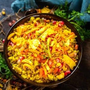Poha indorese 21 Dimenticate il solito poha e provate questa versione di Indori Poha, che trae il suo sapore unico dal jeeravan masala. È un piatto di strada estremamente popolare, venduto per le vie di Indore come colazione, spesso accompagnato da jalebi. Seguite la mia ricetta autentica per prepararlo.