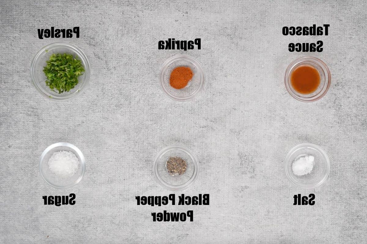 Ingredienti per le uova alla diavola milionarie: Tabasco, sale, pepe, paprika, prezzemolo e zucchero.