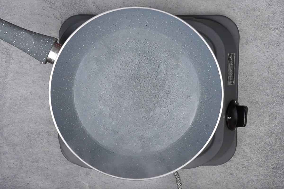 Kadhai di Carne Peshawari 4 Acqua che si scalda in una pentola.