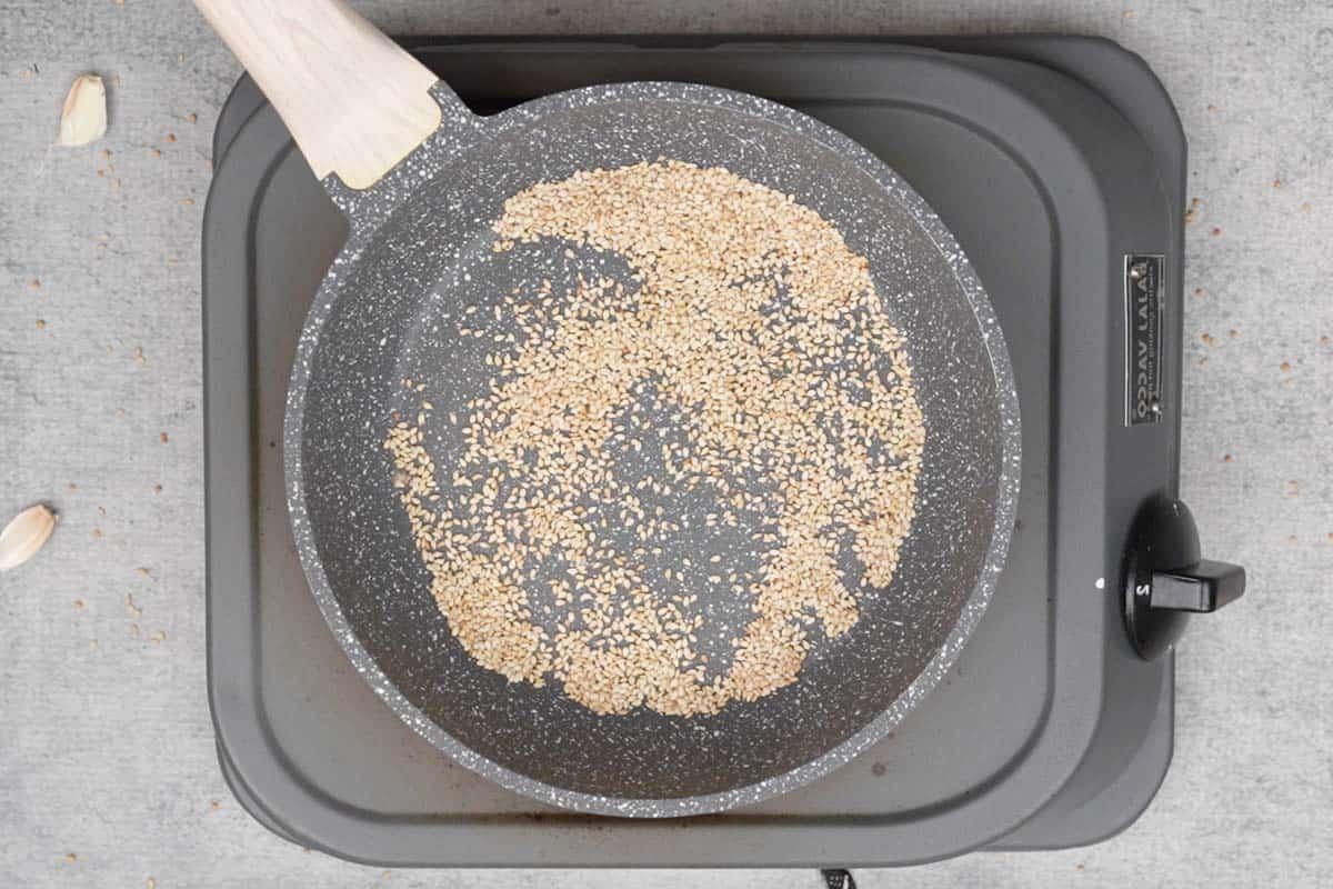 Salsa di Senape Hibachi (Simil Benihana) 4 Semi di sesamo tostati nella padella.