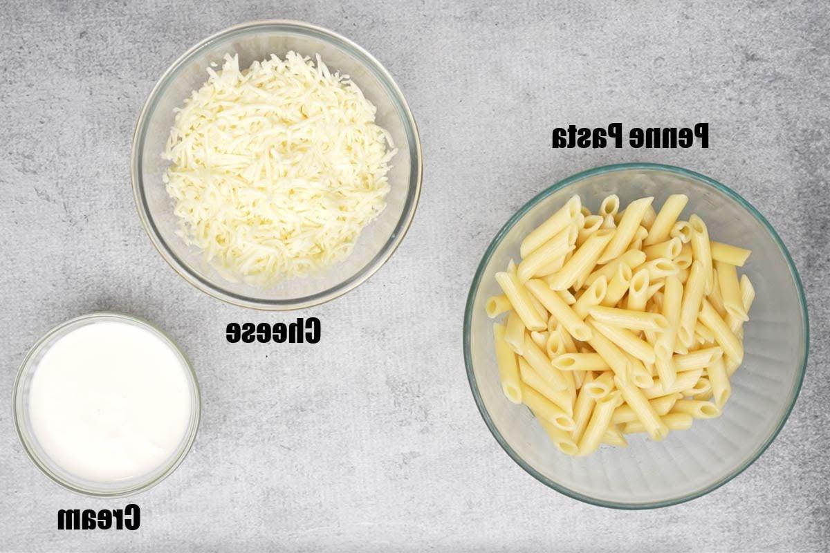 Outback Mac and Cheese 4 Ingredienti per la ricetta del mac and cheese outback - pasta penne, formaggio e panna da cucina.