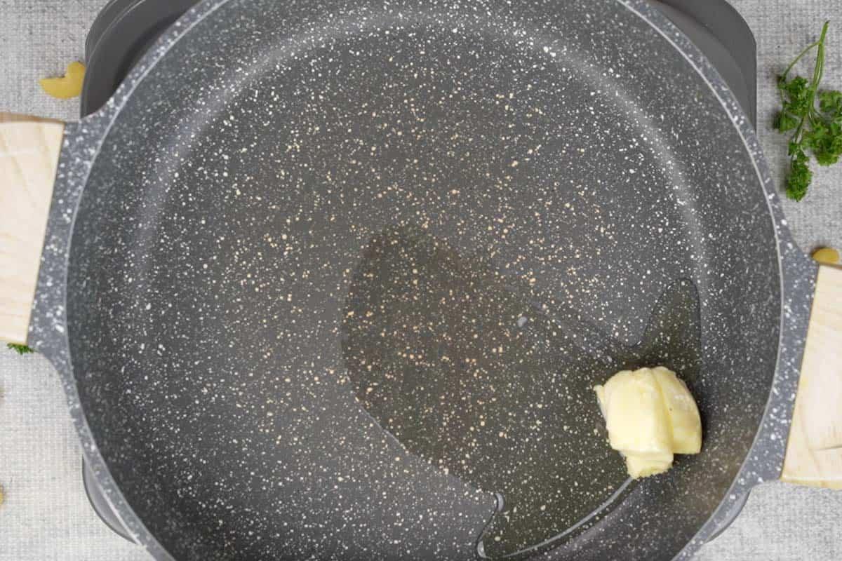 **Maccheroni al Formaggio al Pollo Toscano** 4 Olio e burro che si scaldano in una padella grande.