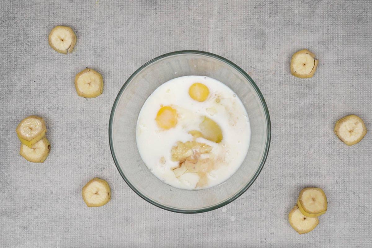 Pancakes di Ragi e Banana 5 Ingredienti liquidi aggiunti a una ciotola.