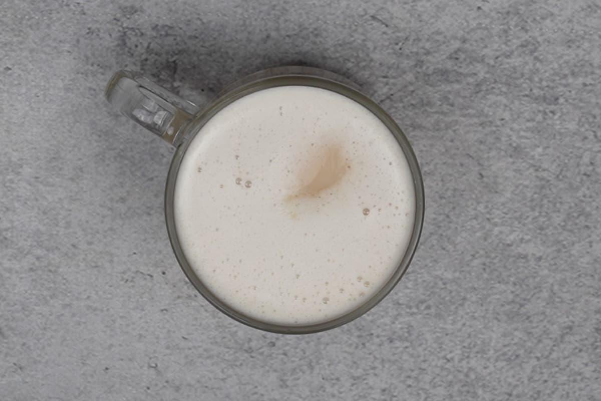 Caffè e latte aggiunti in una tazza.