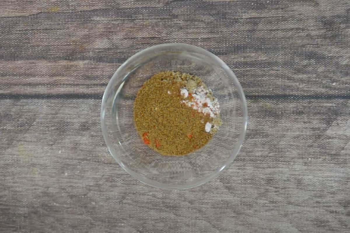 Ingredienti per jeeravan masala aggiunti a una ciotola.